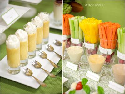 Un buffet de verduras y frutas Un buffet de verduras y frutas