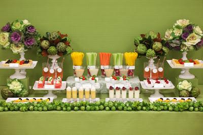 Un buffet de verduras y frutas
