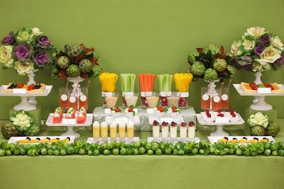 Un buffet de verduras y frutas Un buffet de verduras y frutas
