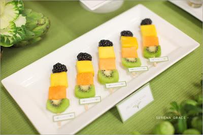 Un buffet de verduras y frutas Un buffet de verduras y frutas