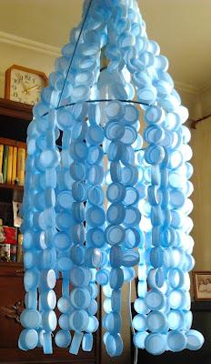 Una idea de que hacer con las tapas de las botellas de agua.
