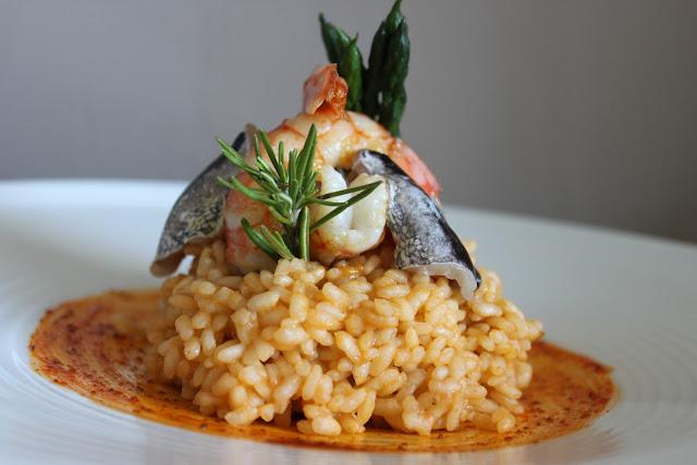 Risotto con cocochas ,gambas y espárragos trigueros