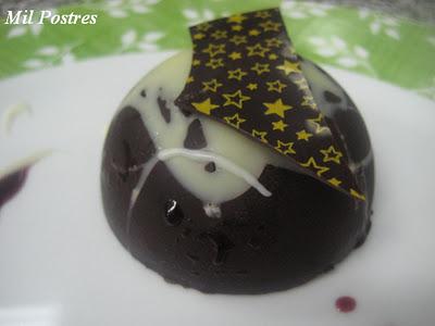 Mousse de turrón en esferas de chocolate negro y blanco