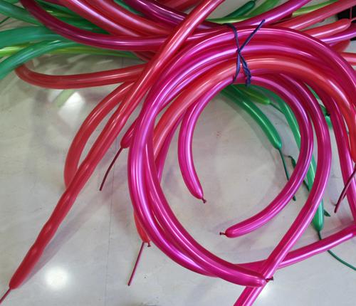 globos-moldeables-en-suelo-0412 {Martes} Globos: Curso de decoración