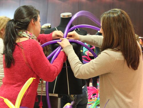 Xana-y-Sylvia-en-curso-de-globos-0412 {Martes} Globos: Curso de decoración