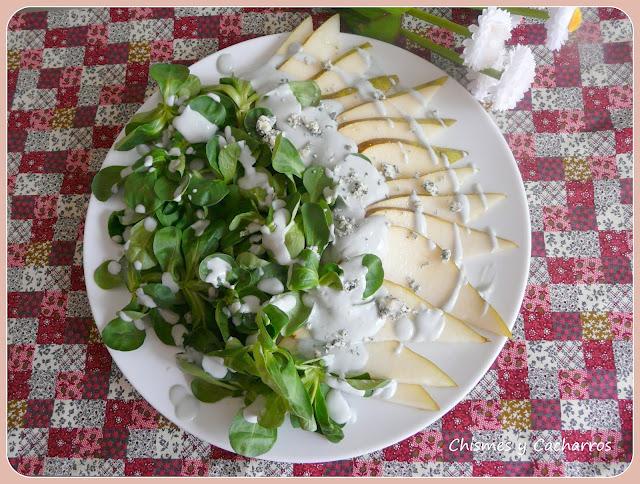 Ensalada de peras y canónigos con salsa de queso azul.