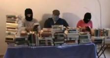 “O deja de recortar en cultura o sus libros no lo cuentan”. El Comando de Liberación Bibliotecaria secuestra libros en Murcia.