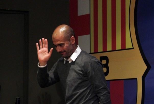 Barcelona's coach Guardiola waves at the end of a news conference at Camp Nou stadium in Barcelona El día que apagaron la luz