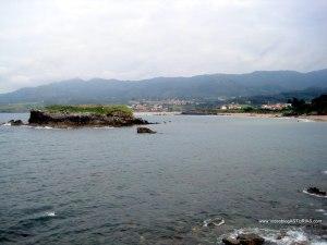 Playa de La Isla en Colunga: Islote, montaña, y playas cercanas