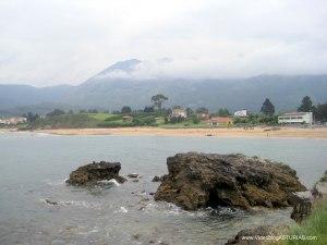 Playa de La Isla en Colunga: Rocas en zona occidental