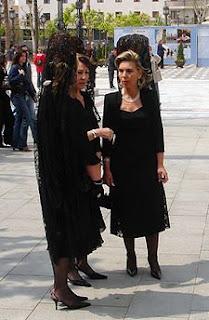 Barbie se viste de Mantilla Barbie se viste de Mantilla