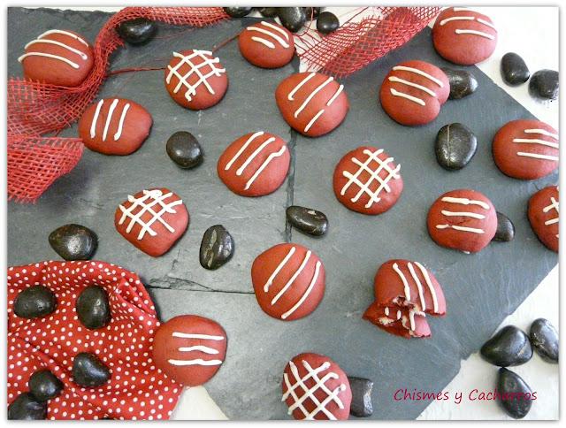 Cookies Red Velvet Rellenas de Crema de Queso Cookies Red Velvet Rellenas de Crema de Queso