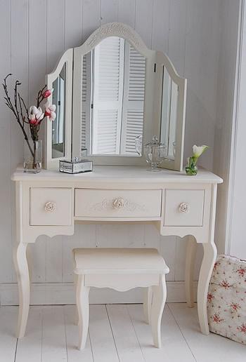 Mesa de vestidor, espejo y taburete de inspiración francesa. The White Cottage Company.