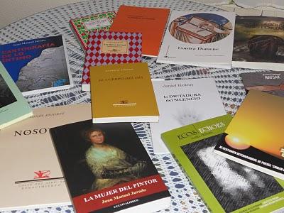 Libros sobre la mesa y libros candidatos a los II Premios Andrés Salom- Ágora papeles de arte gramático