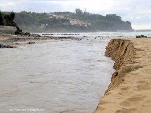 Playa de La Griega: Erosión del rio sobre la arena, en época lluviosa