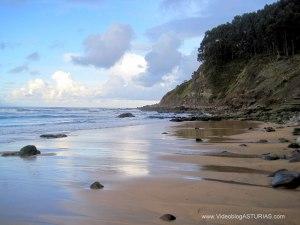 Playa de la Griega en Colunga: Zona oriental con huellas jurásicas