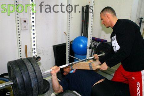 agarre_estrecho_con_madera 7 nuevas formas de construir masa muscular