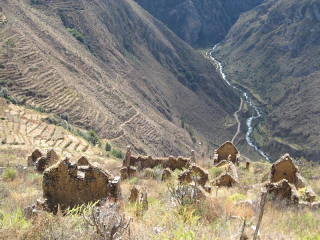 CAMINANDO HACIA UN PUEBLO FANTASMA: HUAQUIS