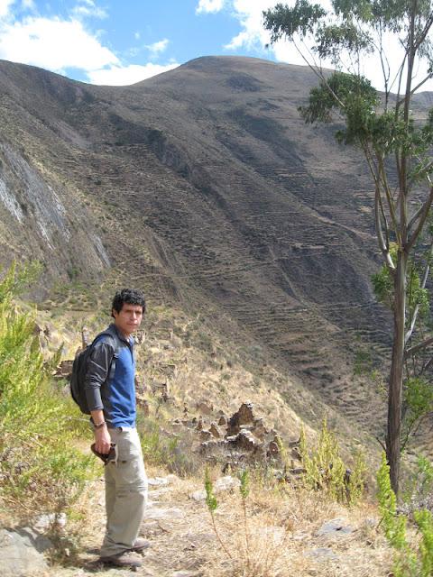 CAMINANDO HACIA UN PUEBLO FANTASMA: HUAQUIS