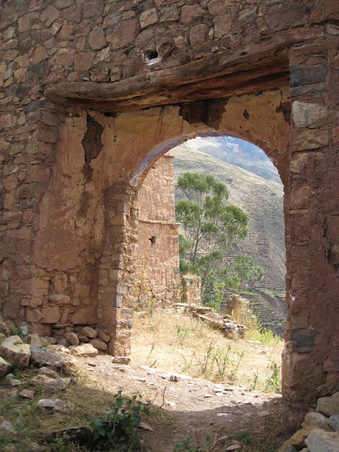 CAMINANDO HACIA UN PUEBLO FANTASMA: HUAQUIS