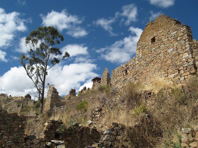 CAMINANDO HACIA UN PUEBLO FANTASMA: HUAQUIS