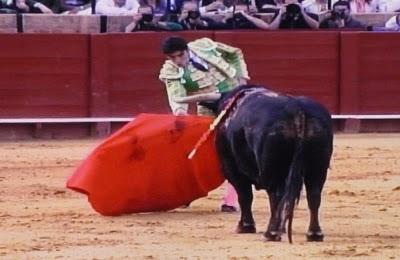 SEVILLA: DECEPCIONANTE MANO A MANO DE PERERA Y LUQUE CON LOS FUENTE YMBRO SEVILLA: DECEPCIONANTE MANO A MANO DE PERERA Y LUQUE CON LOS FUENTE YMBRO
