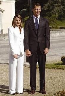 Dña Letizia, espléndida de blanco, en la Fundación Rafael del Pino