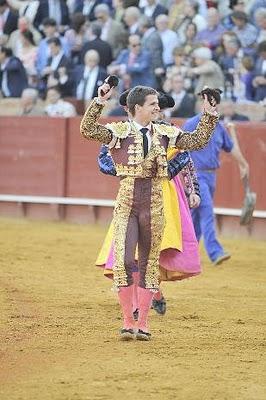 HÉROES Y FIGURAS HÉROES Y FIGURAS