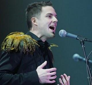 Brandon Flowers confirma el lanzamiento de “Flamingo”, su disco en solitario