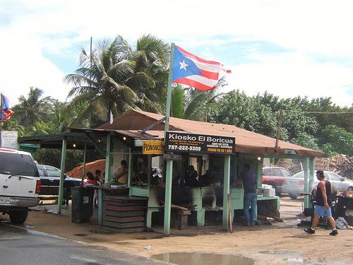 Domingueando por los kioscos o chinchorros Con la bandera de Puerto Rico