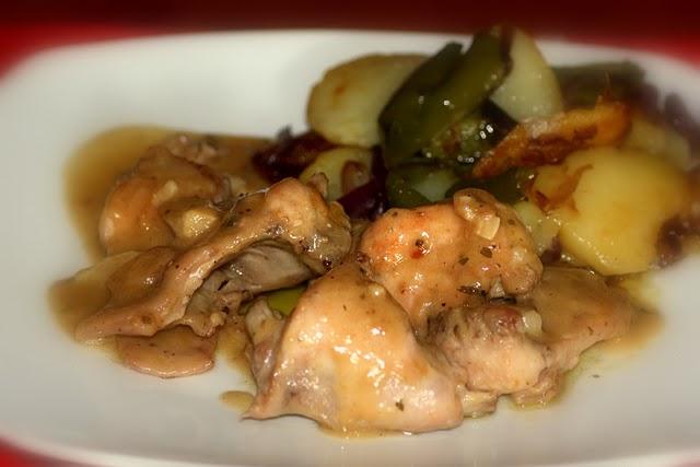 Conejo con patatas a lo pobre Conejo con patatas a lo pobre