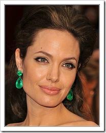 Lorraine Schwartz emerald earrings _Angelina_Jolie_Oscars_2009_xxlarge