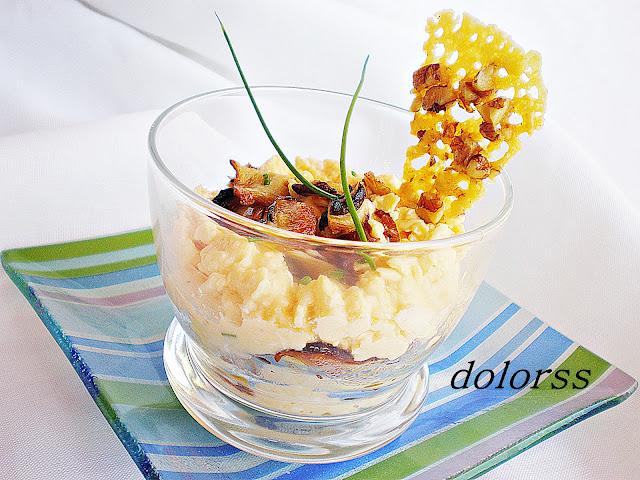 Huevos revueltos con ceps y galleta de queso con nueces Huevos revueltos con ceps y galleta de queso con nueces