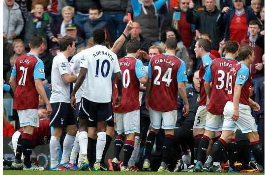 Adebayor mantiene vivo el sueño del Tottenham