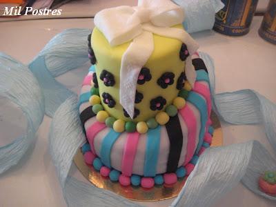 Tarta torcida (Bizcocho de limón, dulce de leche, buttercream de chocolate y fondant de chicle de frutas) Tarta torcida (Bizcocho de limón, dulce de leche, buttercream de chocolate y fondant de chicle de frutas)