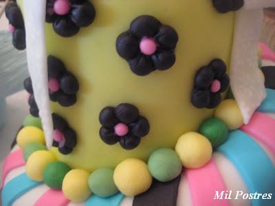 Tarta torcida (Bizcocho de limón, dulce de leche, buttercream de chocolate y fondant de chicle de frutas) Tarta torcida (Bizcocho de limón, dulce de leche, buttercream de chocolate y fondant de chicle de frutas)