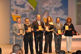 Jael Uribe recibe placa en clausura de XV Feria del Libro Jael Uribe recibe placa en clausura de XV Feria del Libro