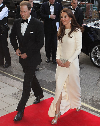 Kate Middleton causa sensación con un vestido blanco de Roland Mouret y sandalias de Jimmy Choo