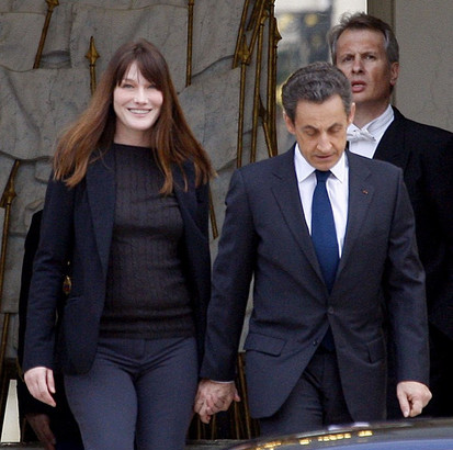 El gran cambio físico de Carla Bruni, descuidada y con muchos kilos de más