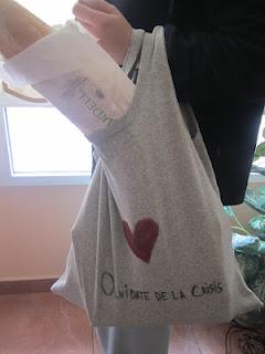 Crea tu bolsa para la compra con una camiseta