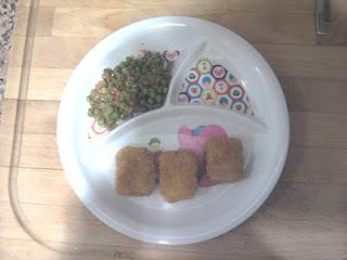 cena nuggets de merluza y guisantes con tomate cena nuggets de merluza y guisantes con tomate