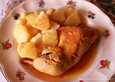 Pollo al Curry con guarnición de frutas. Una receta salada con un toque dulce Pollo al Curry con guarnición de frutas. Una receta salada con un toque dulce
