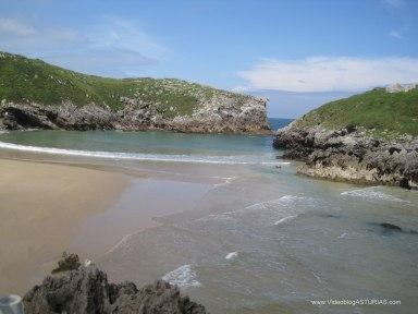 Playa de Cué en Llanes: Islotes