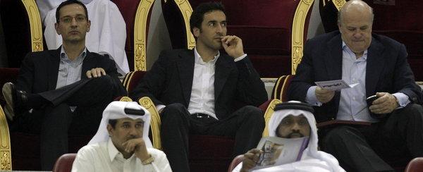 Raúl jugará en el club qatarí Al Sadd El futbolista español Raúl González (c) asiste a la final de la Copa Emir entre el Al-Sadd y el Al-Gharafa