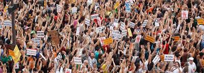 Bankia es asistida artificialmente, mientras sigue creciendo la generación perdida y Sol revienta en plena noche. Bankia es asistida artificialmente, mientras sigue creciendo la generación perdida y Sol revienta en plena noche.