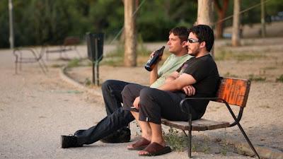 Bankia es asistida artificialmente, mientras sigue creciendo la generación perdida y Sol revienta en plena noche. Bankia es asistida artificialmente, mientras sigue creciendo la generación perdida y Sol revienta en plena noche.