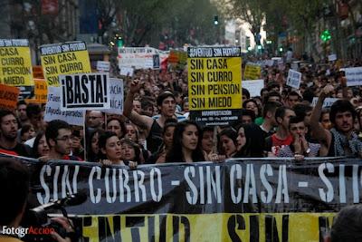 Bankia es asistida artificialmente, mientras sigue creciendo la generación perdida y Sol revienta en plena noche. Bankia es asistida artificialmente, mientras sigue creciendo la generación perdida y Sol revienta en plena noche.