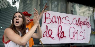 Bankia es asistida artificialmente, mientras sigue creciendo la generación perdida y Sol revienta en plena noche. Bankia es asistida artificialmente, mientras sigue creciendo la generación perdida y Sol revienta en plena noche.