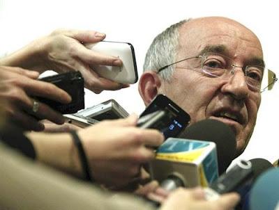 Bankia es asistida artificialmente, mientras sigue creciendo la generación perdida y Sol revienta en plena noche. Bankia es asistida artificialmente, mientras sigue creciendo la generación perdida y Sol revienta en plena noche.