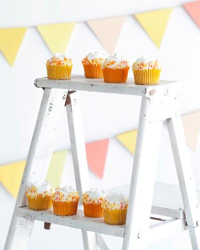 cupcakes-amarillo-naranja-mattbites-com Mesas de dulces: los soportes